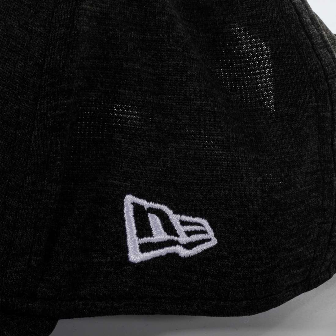 BONÉ NEW ERA NEW YORK YANKEES IRIDESCENT LOGO BLACK TRUCKER