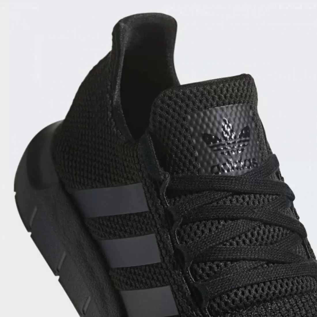 ADIDAS SWIFT RUN CORE BLACK / CLOUD WHITE