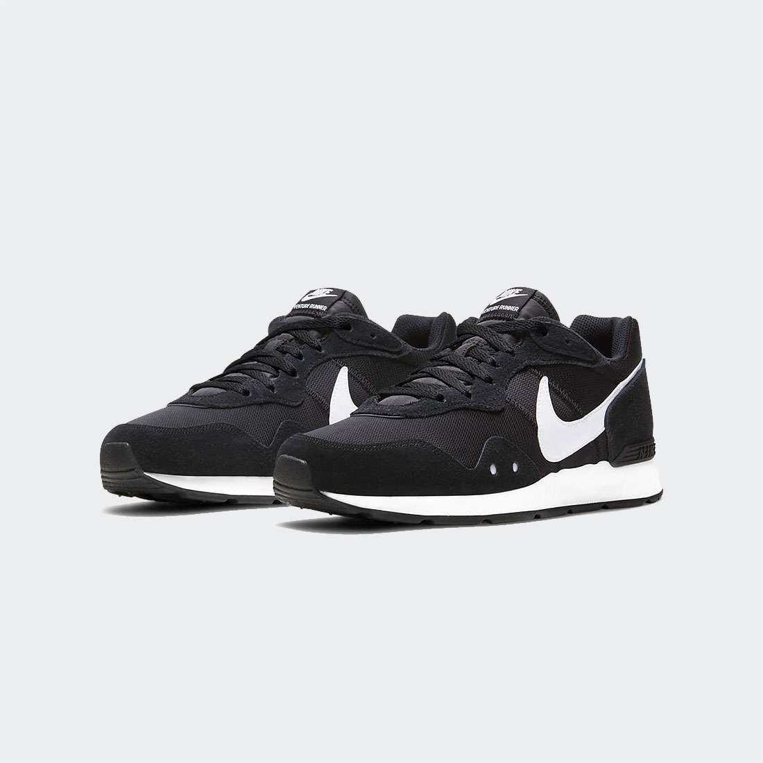 NIKE VENTURE RUNNER BLACK/WHITE