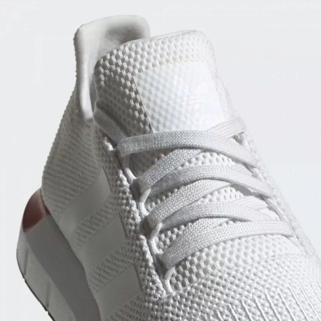 ADIDAS SWIFT RUN CRYSTAL WHITE / CLOUD WHITE