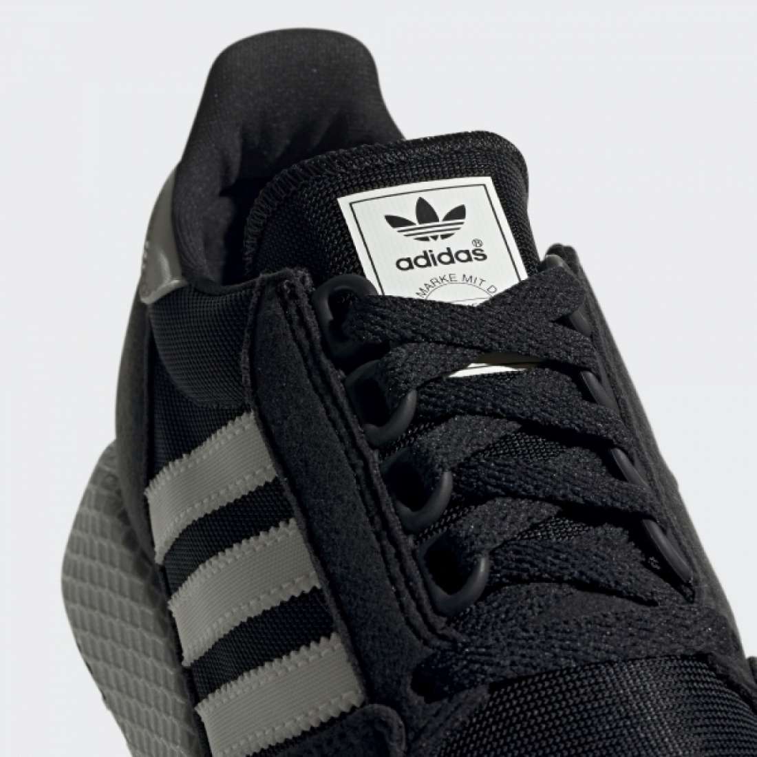 ADIDAS FOREST GROVE J CORE BLACK / CLOUD WHITE / CHALK WHITE