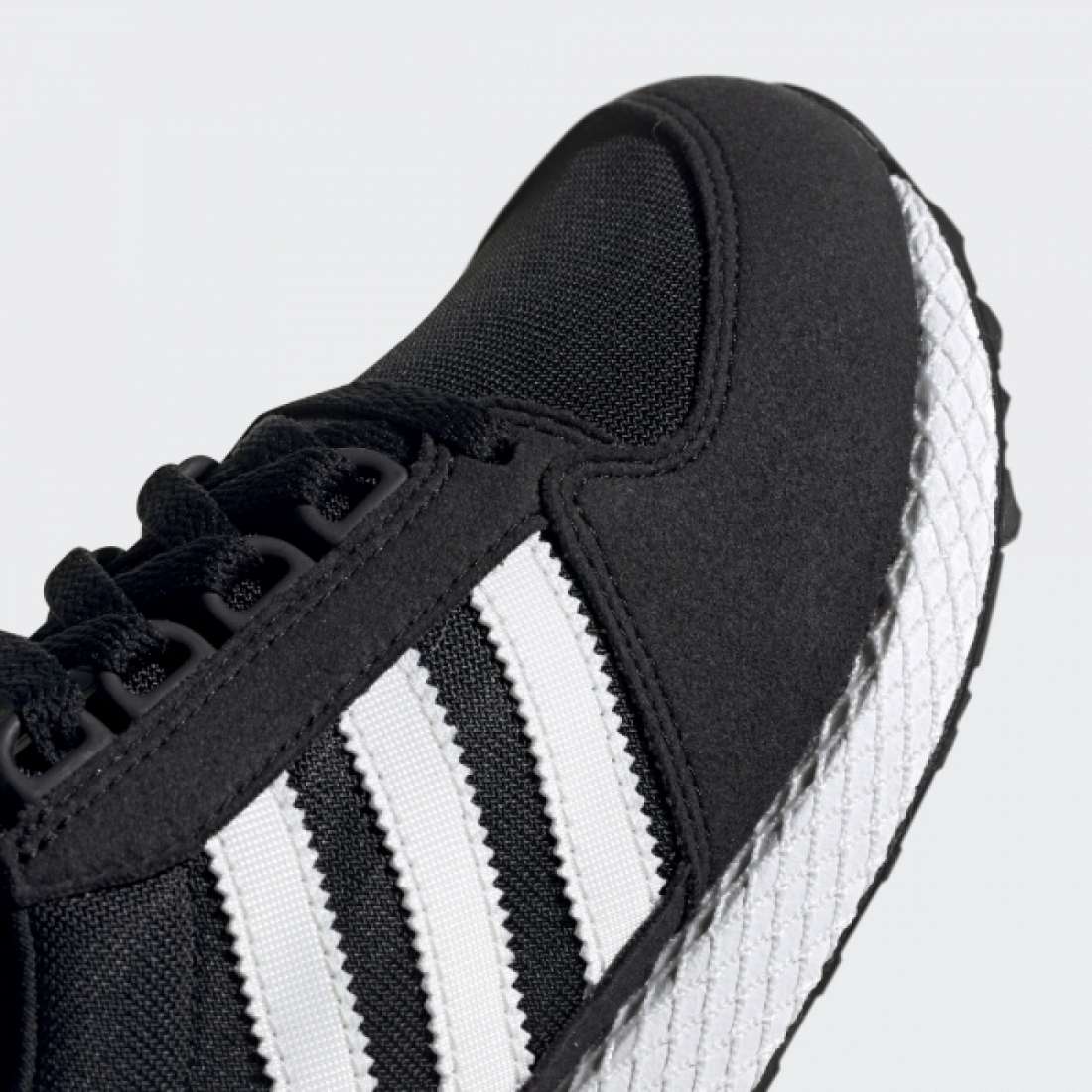 ADIDAS FOREST GROVE J CORE BLACK / CLOUD WHITE / CHALK WHITE