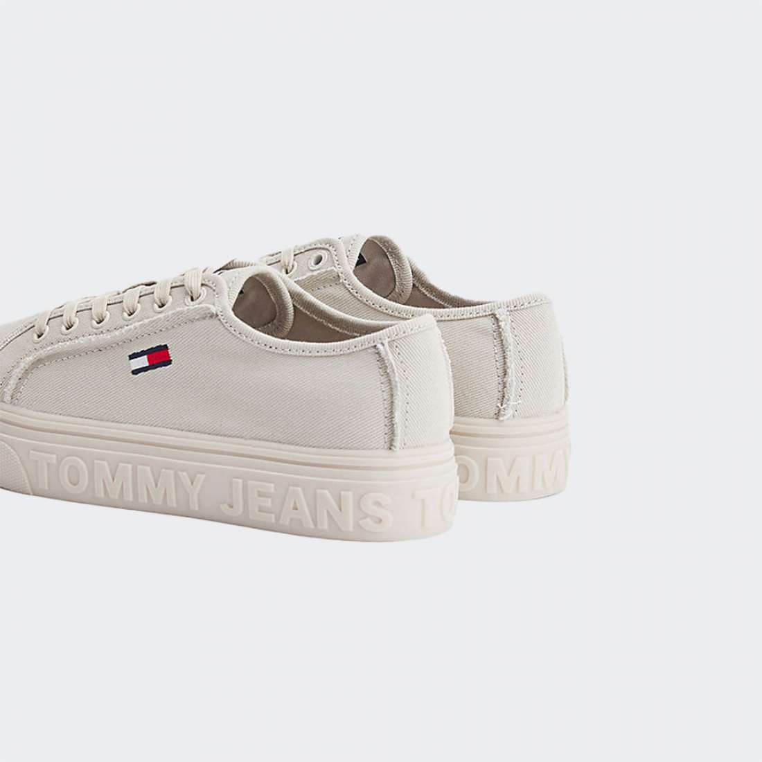 TOMMY HILFIGER EMBOSSED LOGO FLATFORM ACE STONY BEIGE