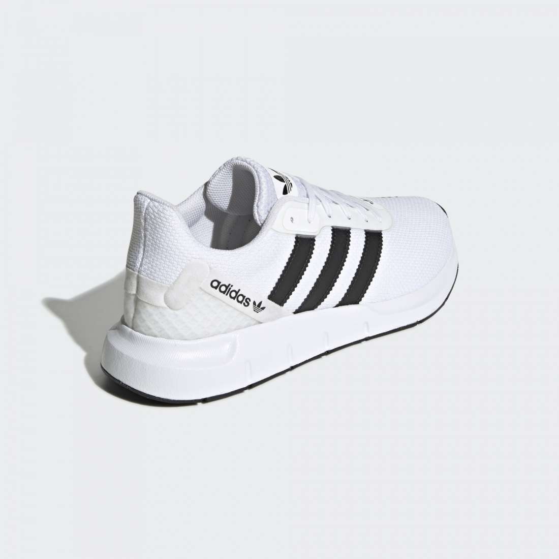 ADIDAS SWIFT RUN FTWWHT/CBLACK/FTWWHT