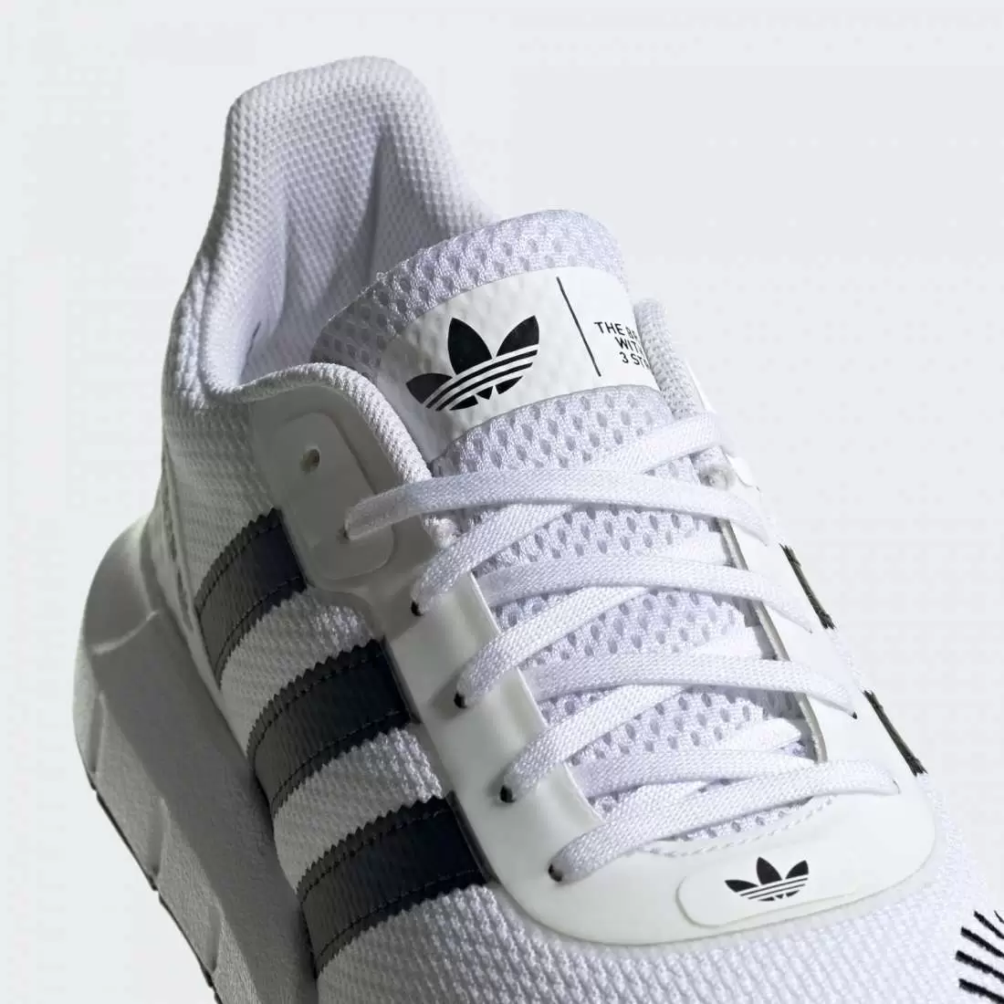 ADIDAS SWIFT RUN FTWWHT/CBLACK/FTWWHT