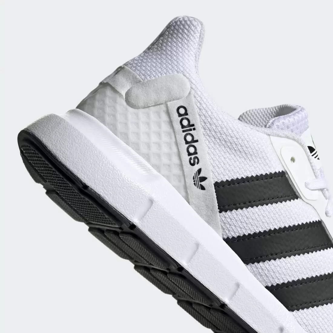 ADIDAS SWIFT RUN FTWWHT/CBLACK/FTWWHT