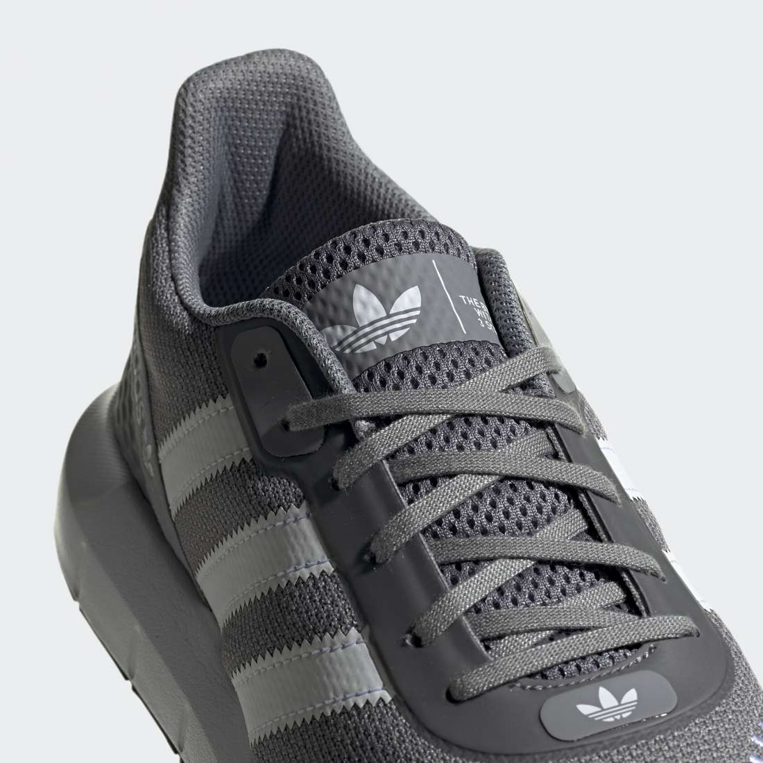 ADIDAS SWIFT RUN RF GREYTHREE/CLDWHT/CORBLK