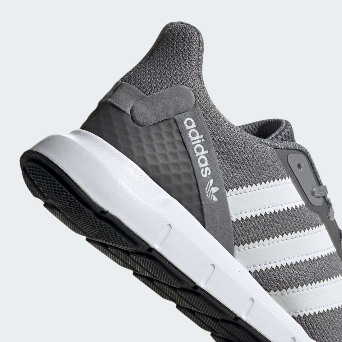 ADIDAS SWIFT RUN RF GREYTHREE/CLDWHT/CORBLK