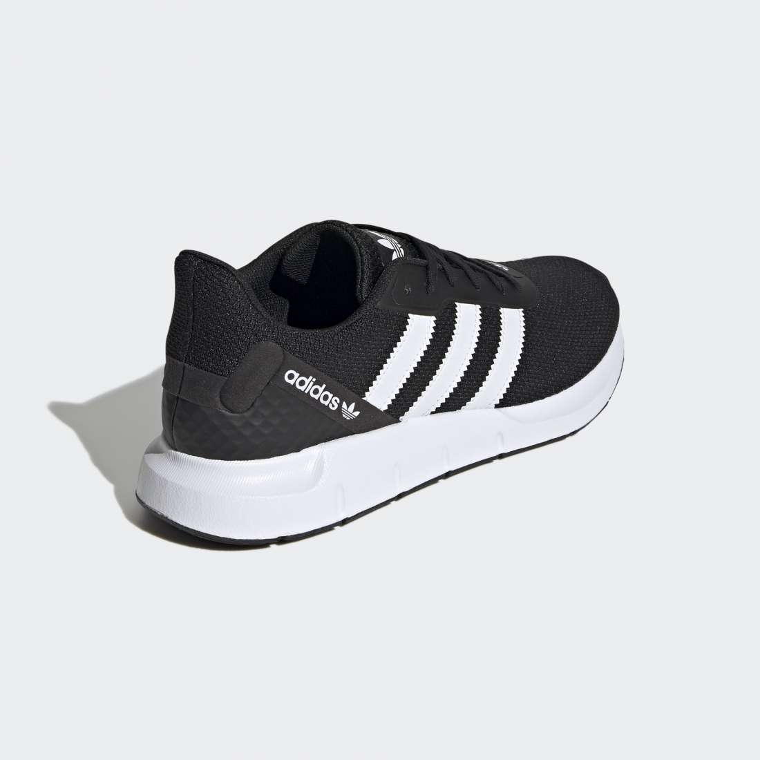 ADIDAS SWIFT RUN RF COREBLK/CLDWHT/COREBLK