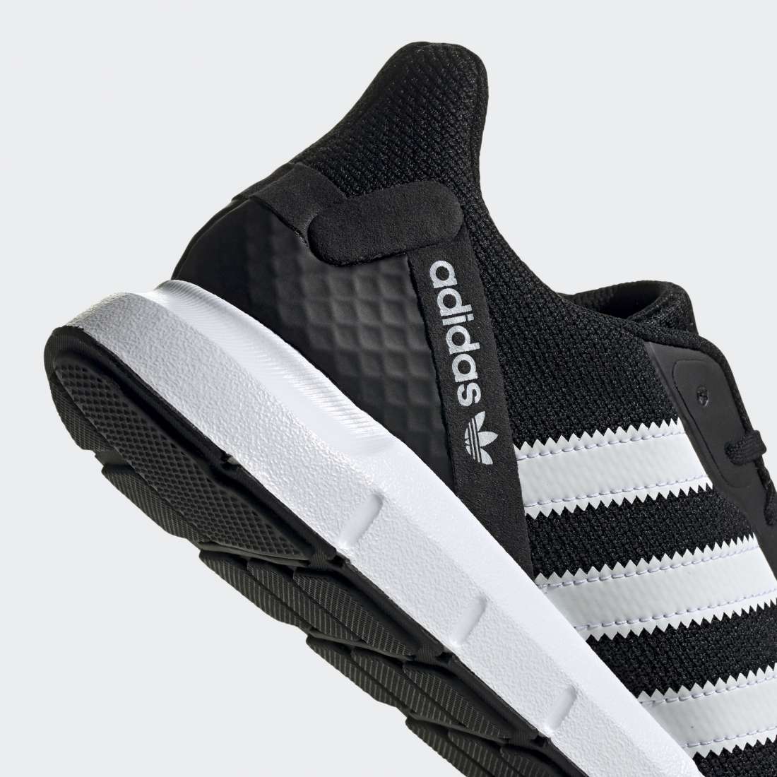 ADIDAS SWIFT RUN RF COREBLK/CLDWHT/COREBLK