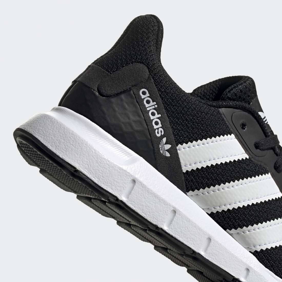 ADIDAS SWIFT RUN RF J COREBLK/CLDWHT/COREBLK