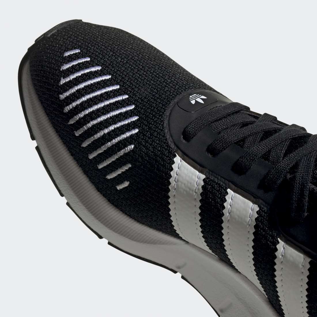 ADIDAS SWIFT RUN RF J COREBLK/CLDWHT/COREBLK