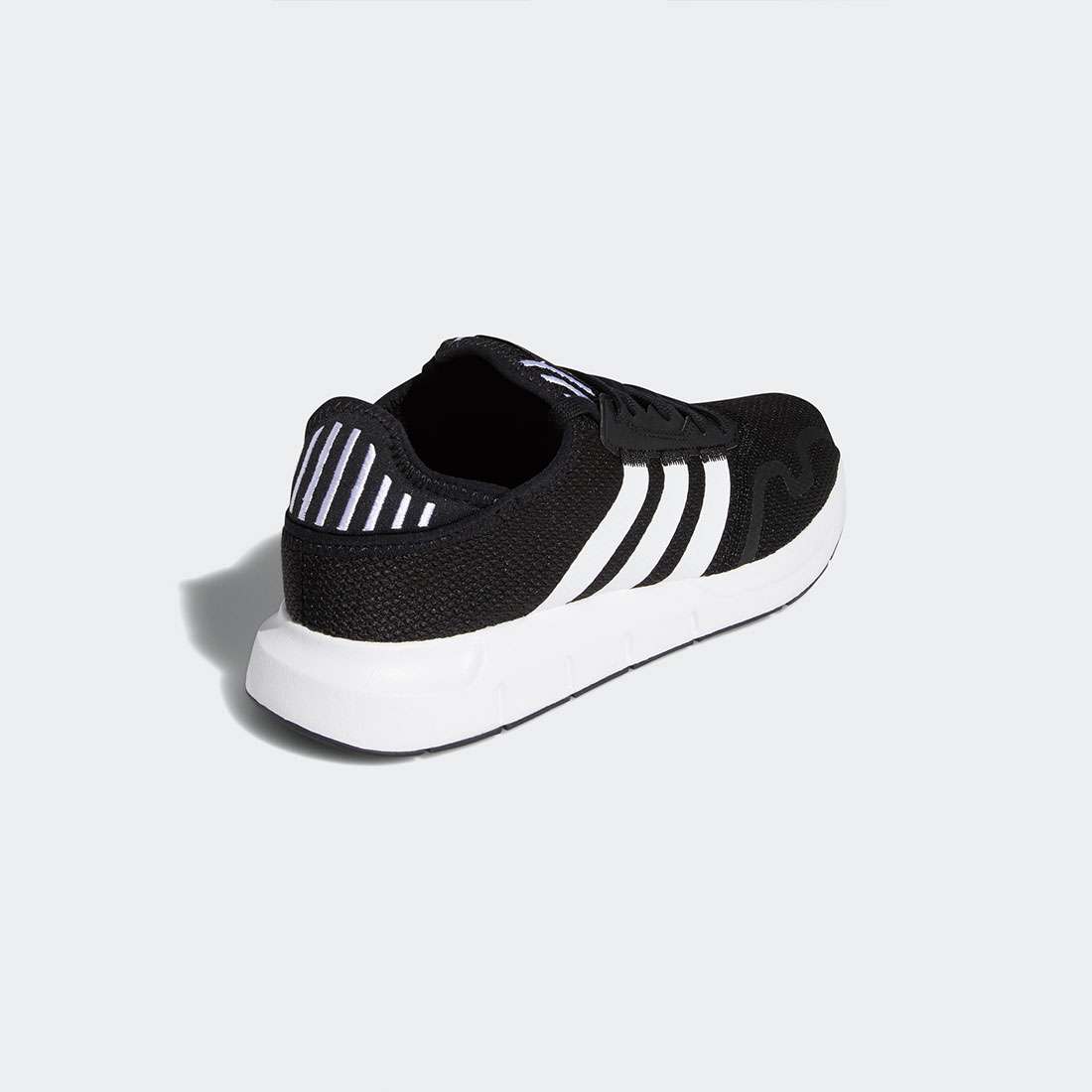 ADIDAS SWIFT RUN X BLACK/FTWWHT/BLACK