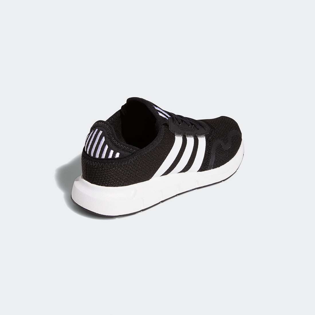 ADIDAS SWIFT RUN X J BLACK/FTWWHT/BLACK