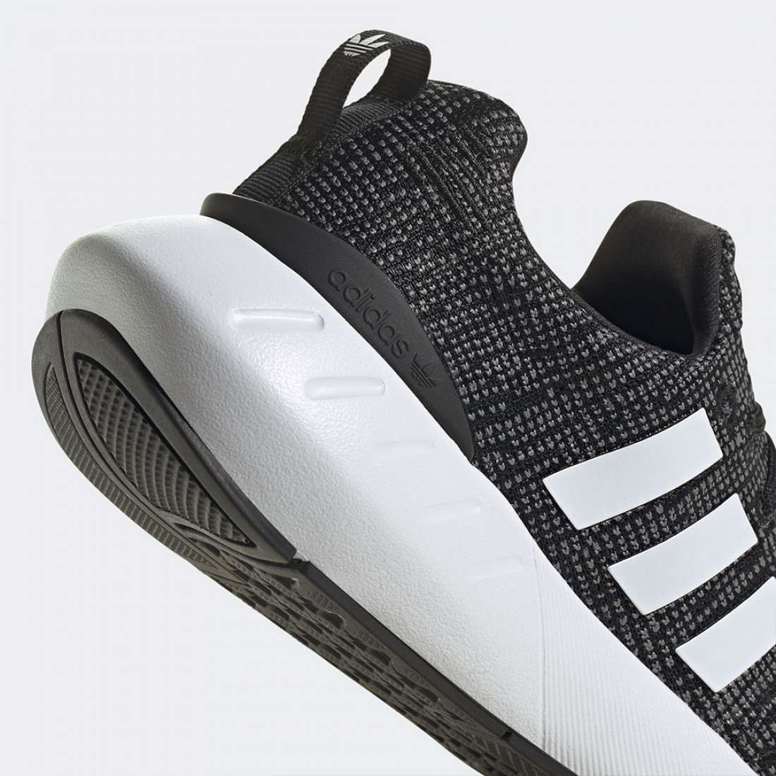 ADIDAS SWIFT RUN 22 BLACK/FTWWHT/GREFIV