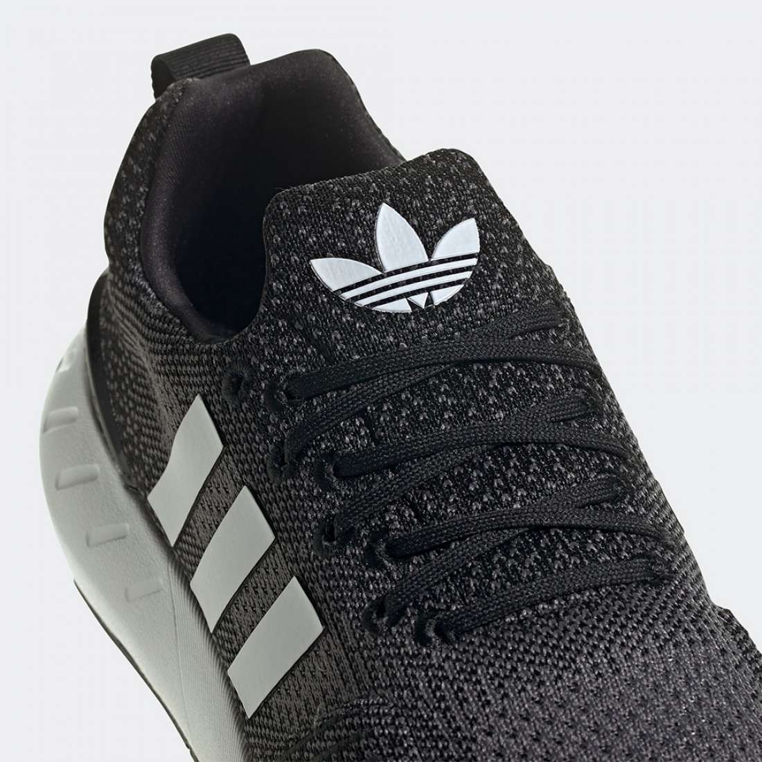 ADIDAS SWIFT RUN 22 NEGBAS/FTWBLA/GRICIN