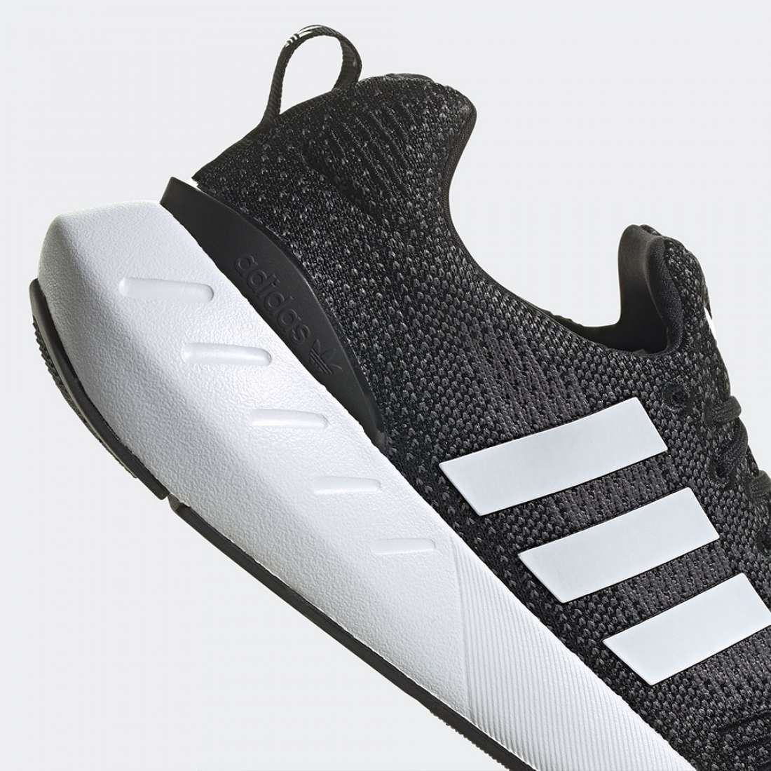 ADIDAS SWIFT RUN 22 NEGBAS/FTWBLA/GRICIN